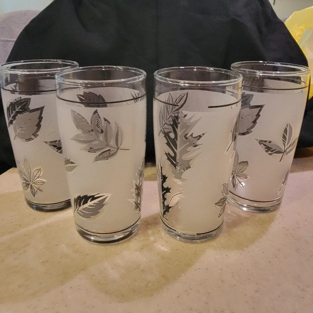 Set of 4 Glass Tumblers Frosted Clear Leaf Pattern Decorated Round 4 in high.